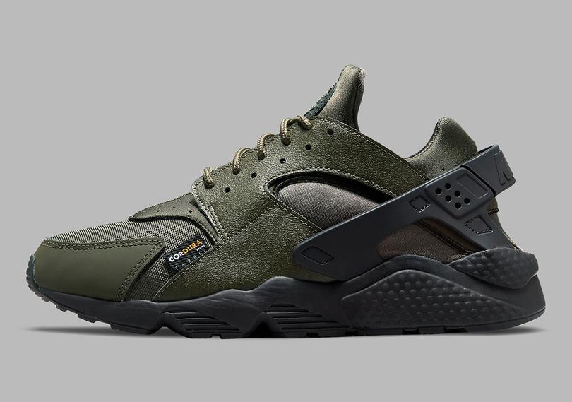 Nike-Air-Huarache-DO6703-300-8