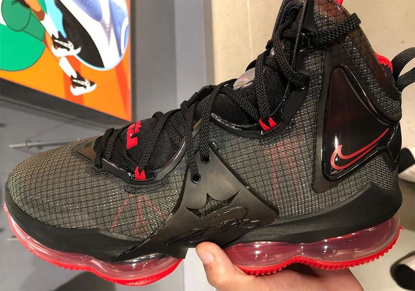 nike-lebron-19-black-red-1