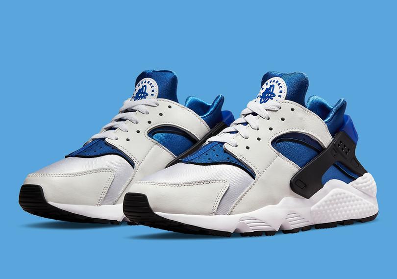 Nike-Air-Huarache-Sport-Royal-DD1068-106-5