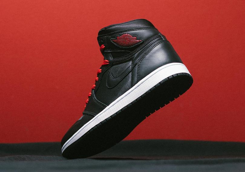 air-jordan-1-retro-high-black-satin-555088-060-1